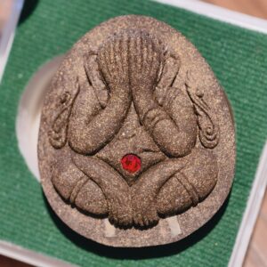 หลวงพ่อเมียน ปิดตาปิดทวาร หลัง ยันต์หุ่นพยนต์ กล่องเดิม KA2821