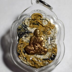 หลวงพ่อพัฒน์ วัดห้วยด้วน นครสวรรค์ พระผง เสือคาบดาบ AB3179