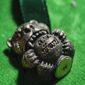 หลวงพ่อพัฒน์ ลูกอม เสือมหาอำนาจ น้ำพี้ ก้นทองคำ เลข 4 AC9252